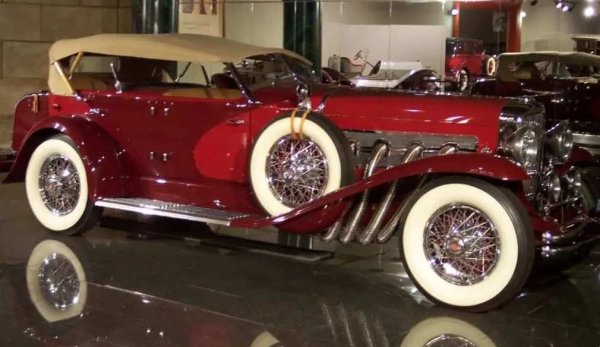 Техническият напредък, дошъл с Втората световна война, навлиза и в автомобилите. Duesenberg J е толкова безкомпромисно доминиращ по това време, че компанията прави това, което всяка уважавана автомобилна компания би направила – започва да го популяризира сред попкултурните знаменитости. 

SJ предлага 320 к.с., редови, осемцилиндров двигател с центробежен компресор, тристепенна ръчна скоростна кутия, предна греда и хидравлични барабанни спирачки с вакуум на четирите колела . Интересното е, че колата първоначално е проектирана за певицата и актриса Мей Уест, която в крайна сметка отказва дизайна.
